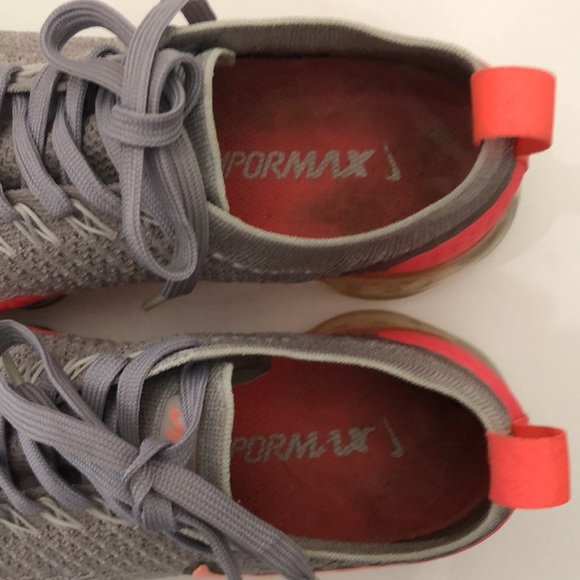 Nike Air VaporMax Flyknit 2 Grey Crimson 942843-005 Womens  NIKE AIR VAPORMAX FLYNIT 2 GREY CRIMSON RUNNING SNEAKERS WOMENS SIZE 7.5